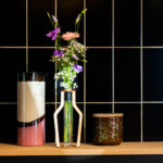 Vaasjewijn houten vaasje bloemen boeket vensterbank