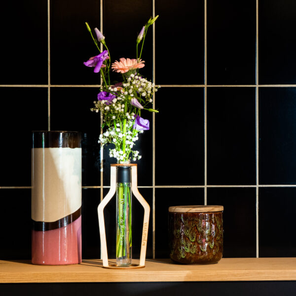 Vaasjewijn houten vaasje bloemen boeket vensterbank